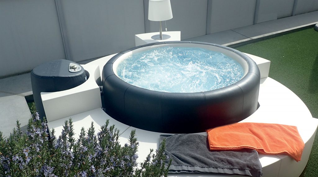 Le bain à bulles Softub peut aussi se trouver à l'extérieur car il est facilement déplaçable