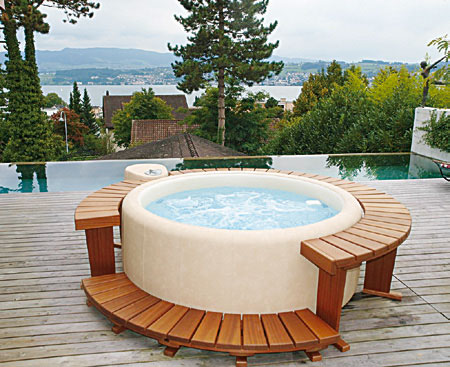 Foto eines Whirlpools und eines Pools auf einem Balkon