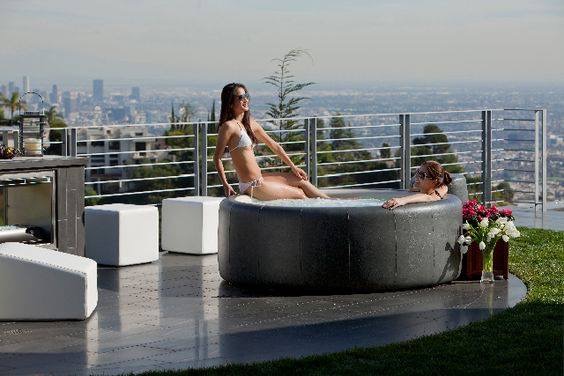 Deux femmes installées dans un spa sur balcon