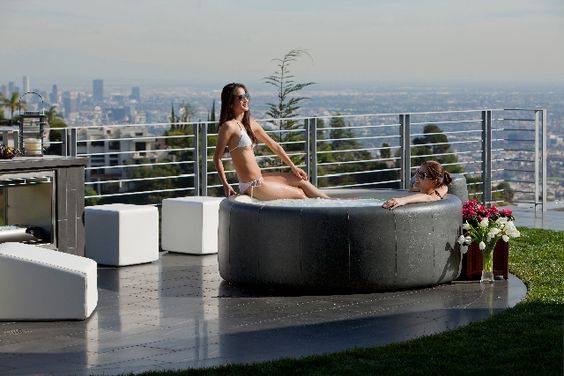 Twee vrouwen in een kuuroord op het balkon