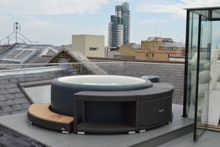 Een foto van een balkon-spa