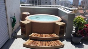 installatie van een spa voor twee personen op een balkon