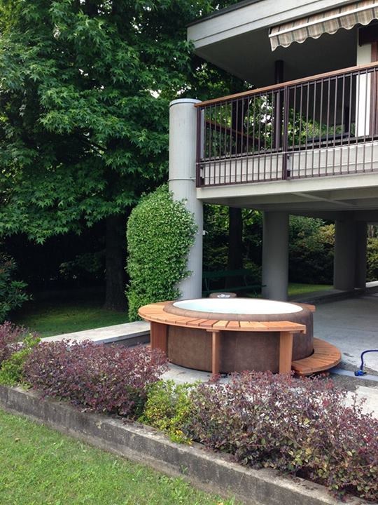 Le Spa Softub installé à l'extérieur en dessous d'un balcon