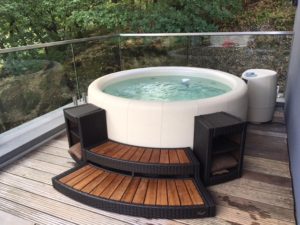 Foto van een hot tub met opstapje geïnstalleerd op een balkon